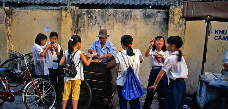 Hinh anh mot hang banh trang sai gon dong khach truoc cong truong hoc